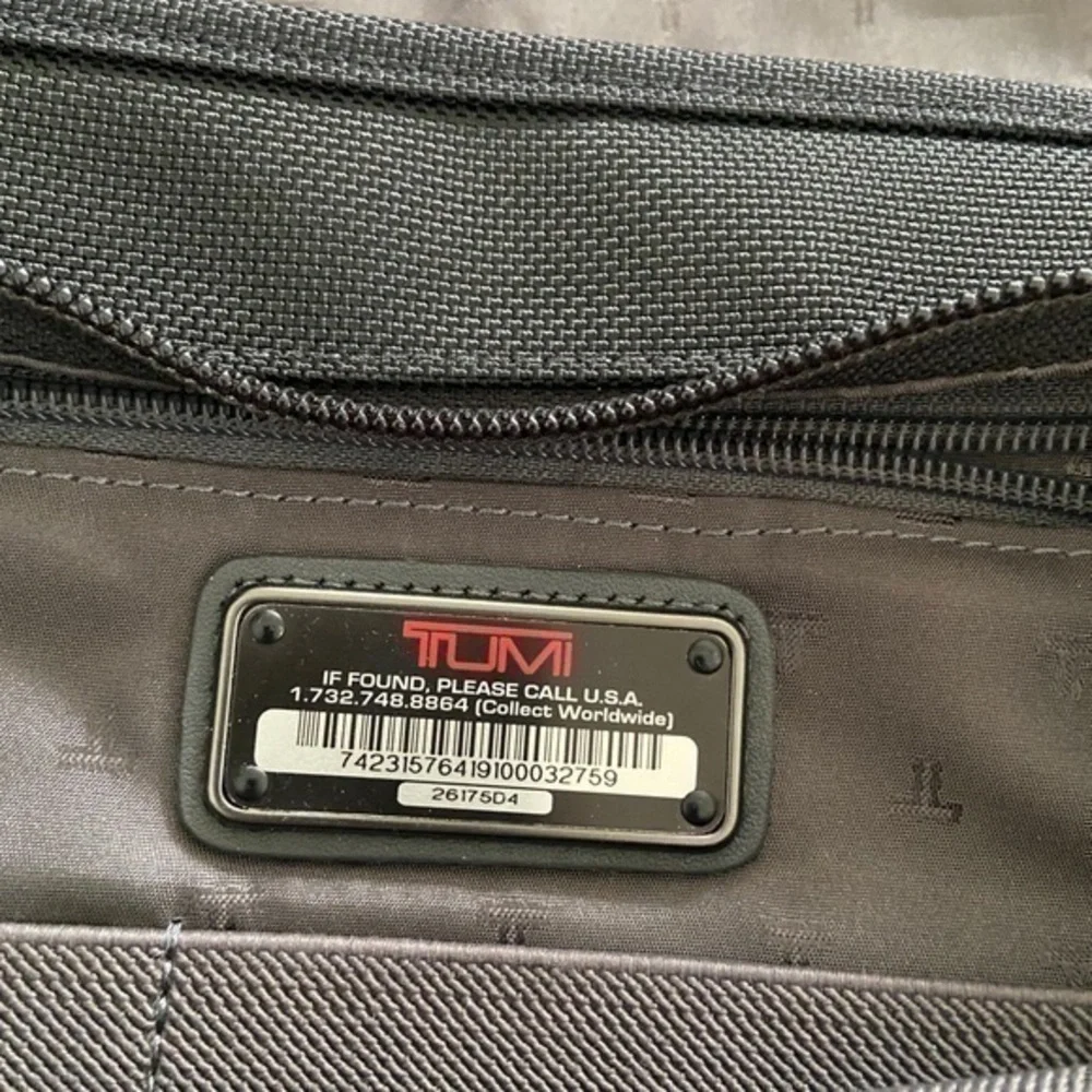Tumi Alpha Black Messenger Laptop Work Travel Bag‎